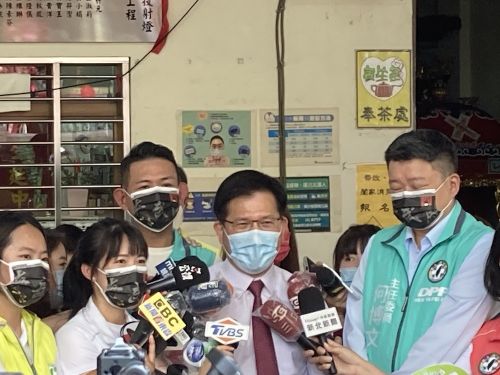 新北市長選挙の林佳龍候補(マイクを向けられる男性)のインタビュー時に左隣でマイクを支える
