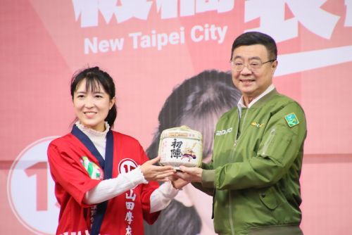 民進党の卓榮泰元主席(左)から酒樽の授与