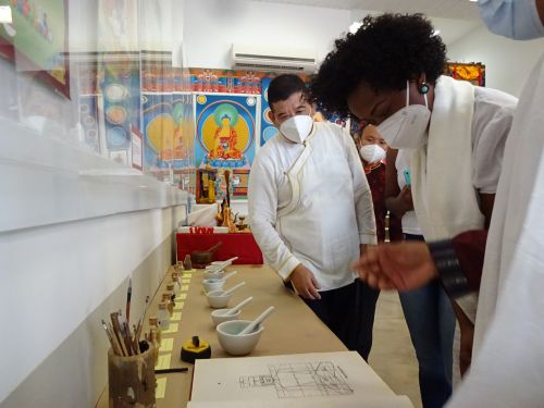 チベットハウス・ブラジルのタンカ展に展示された顔料などを見るサンパウロ市文化局の職員