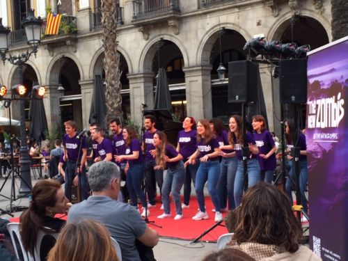 ４月８日バルセロナ市内の広場でコーラスを歌うリセゥ音楽学校の生徒たち 