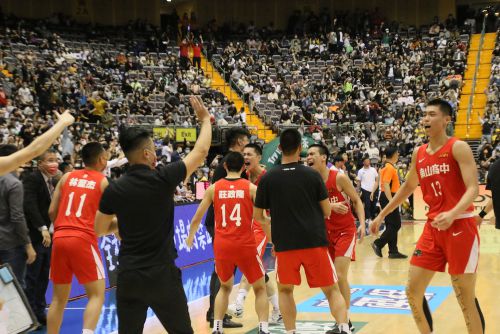残り33.27秒で3ポイントシュートを決め、同点に追いついた後、タイムアウトでベンチに戻る選手たち