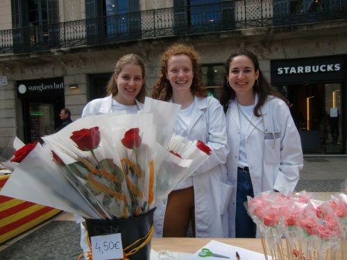 市庁舎前広場にて、笑顔で花を売るセニョリータたち。 
