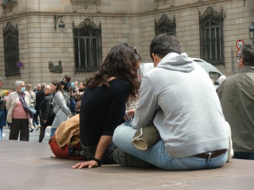 広場で購入した本を、二人で読み始めたカップル。 