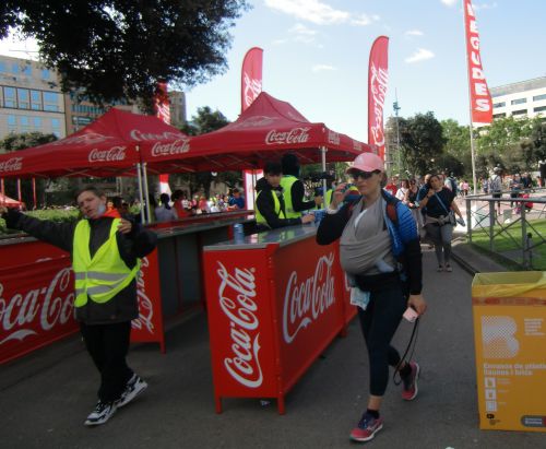 広場では、走り終わった参加者のために自由に飲み物が提供されていました。 