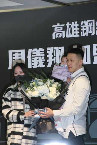 家族から花束をもらう周儀翔(右)