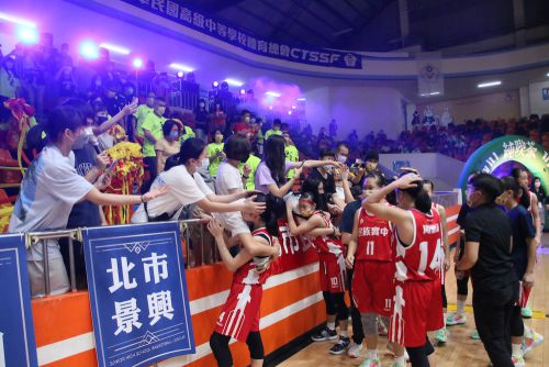 優勝を決めた後、応援席の身内やOGらに慰められる台北市民族實驗國民中學(以下、民族實中)選手たち