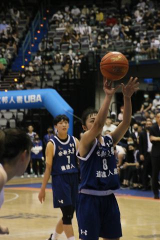 決勝のフリースローを放つ李吟チー(背番号8の選手)