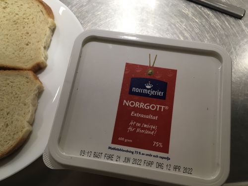 バターにオリーブ油を2割ほど混ぜて柔らかくしたパン用スプレッド、写真は増塩タイプ