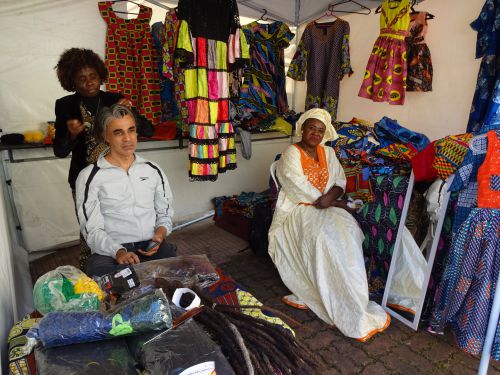アンゴラ人の美容師とアフリカの生地で作った服を販売するコンゴ人の女性