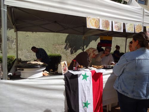 アラブ料理を販売するシリア人