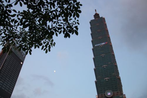 追悼メッセージを灯した台北101