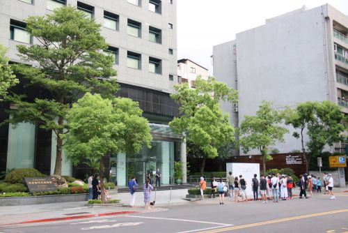 交流協会前のメッセージ記入ボード(7月10日午後)