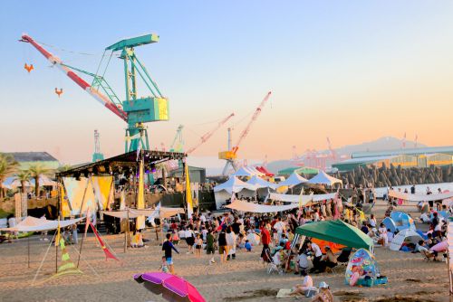 7月23、24日に砂浜に設けられた特設ステージ