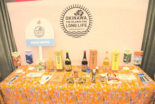 会場で販売された沖縄県の県産品(開催直前の記者会見より)