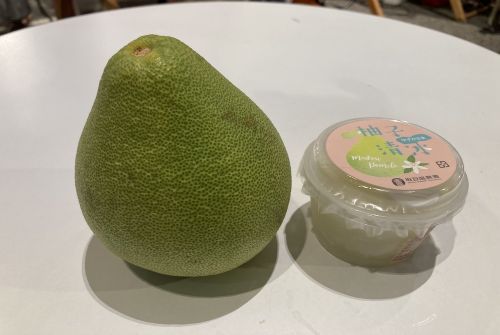 中秋節の時期にはおなじみの文旦。右のシャーベットは40元(約182円)