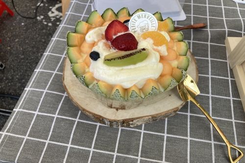 メロン半個分を器にしたデラックスソフトクリーム450元(約2056円)
