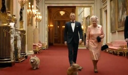 ００７役の男優と、愛犬たちと共に歩きながら演技するエリザベス女王。（画像提供・Pixabay）