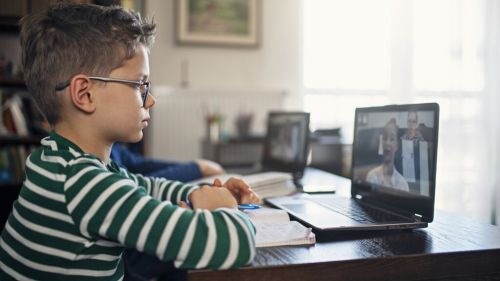 授業はパソコン越しで。(画像提供・Istock)