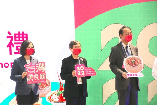 (左から)蔡英文総統、台灣觀光協會の葉菊蘭会長、日本台湾交流協会の泉裕泰代表