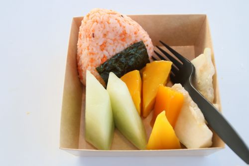 酒フレークのおにぎりとカットフルーツのセット