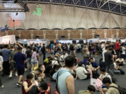 座り込む人たち