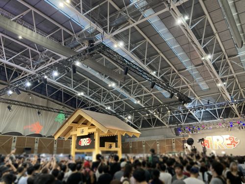 回転寿司と温泉もモチーフにしたステージ