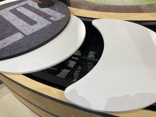 回転寿司のレーンのステージより
