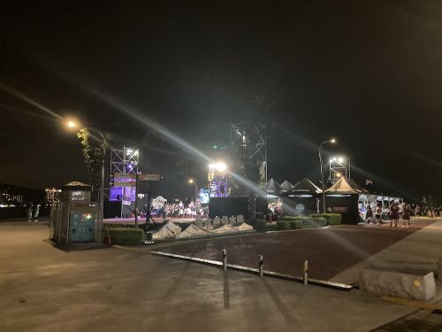 遠くから見た会場