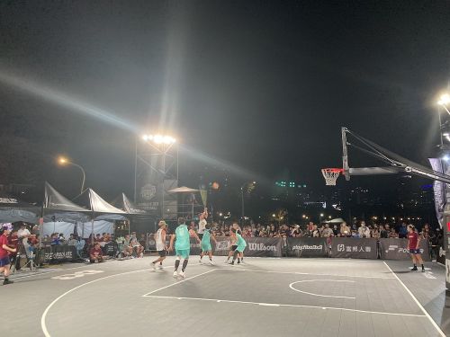 夜の試合の様子