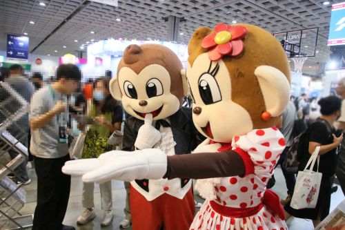 食べたそうにしているハッピー(左)とハニー(右)