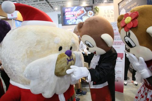 偶然通りかかった「桑塔熊(サンタグマ)」とも交流