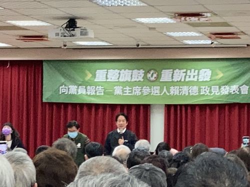 前方の左端にいる女性に注目