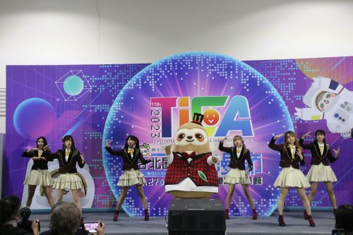 A K B 48 T e a m T P のメンバー6人とイベントマスコットキャラクターの漫寶の歌とダンス