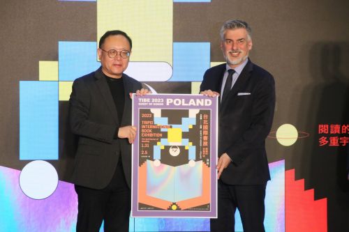 閉会式の一コマ。文化部の史哲部長(左)とポーランド政府台北事務所のツィリル・コザチェフスキ所長(右、元駐日ポーランド大使)