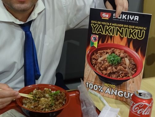 100%アンガスビーフを使用したブラジルのすき家の焼肉丼