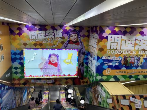 MRT市政府駅2番出口前のエスカレーターと階段