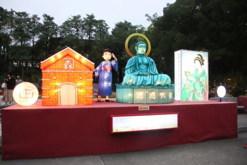 (左から)北海道函館市、岐阜県郡上市、富山県高岡市、秋田県のランタン