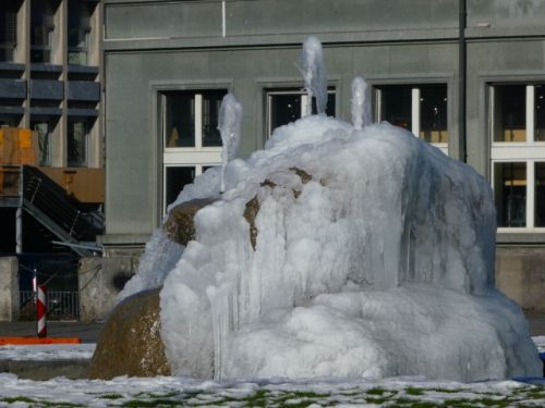 氷点下の日に凍っていた町の噴水
