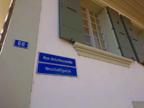 通りの名前も、ドイツ語とフランス語の２カ国語で表示されています（フリブール州）