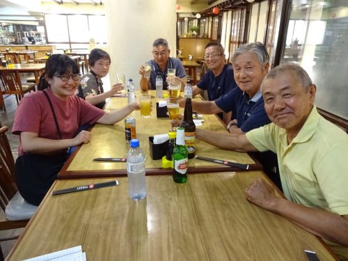 右から帯畜大同窓生の服部敬也さん、飯崎貞夫さん、板垣隆さん、大浦格さん、栗田志之利さんと姪