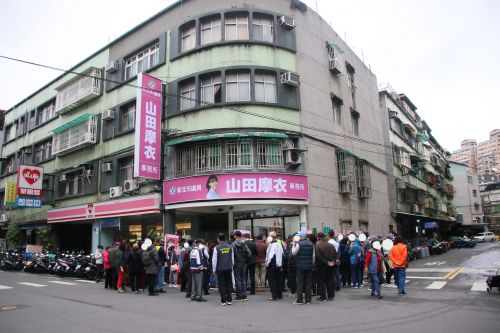 開始前に新事務所に集まる人たち