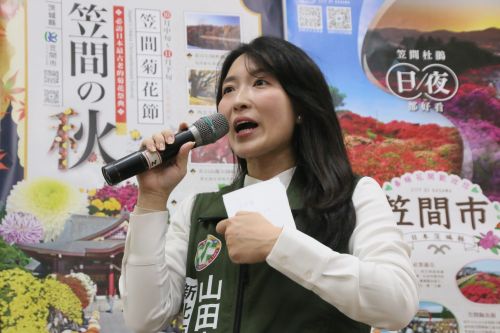集まった人たちにあいさつを行う山田摩衣市議会議員
