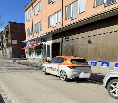 自動車学校の練習車、「övningskör(練習中)」と書かれたステッカーが貼られています
