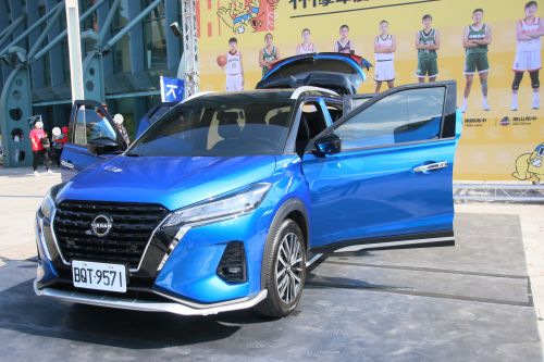 台北アリーナ前に展示された日産の「キックス」