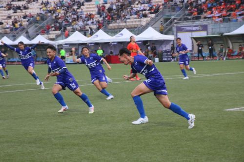 シュートを決めた後の雄叫び(右から2人目)