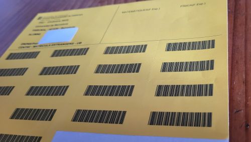 受験会場入り口で、解答用紙の両面に貼るように渡される黄色い受験者コード