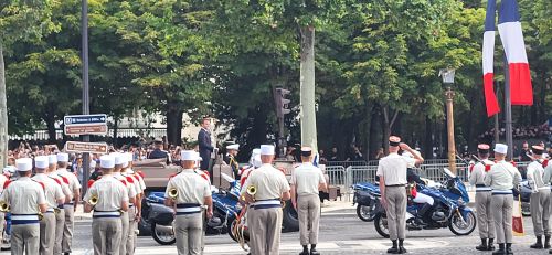 まず仏大統領マクロンが、シャンゼリゼ通りを通過し、パレードがスタートする