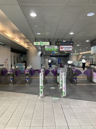 桃園MRT(桃園国際空港へつながっています)の改札より