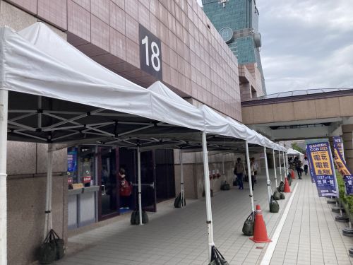 会場入口、チケット売り場前には雨よけ、日よけのテントを完備