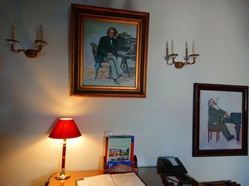 宿泊した『ブラームス』の部屋。中央が若かりし日のブラームスの肖像
